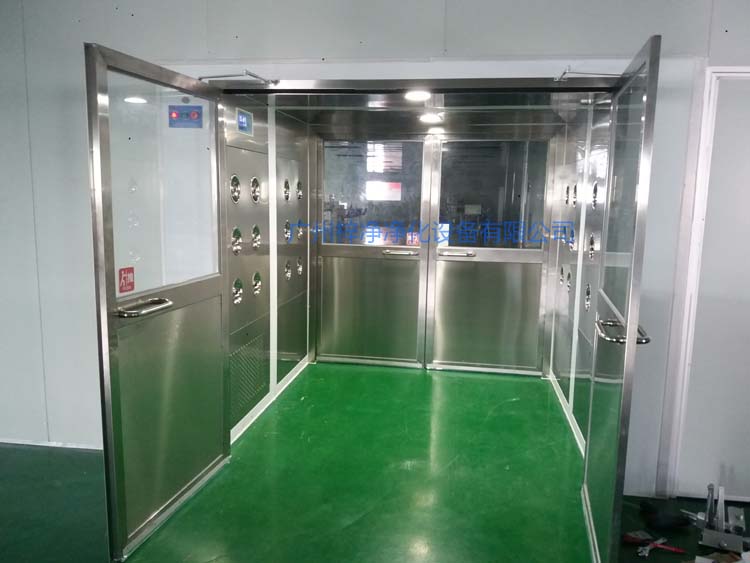 雙開門貨淋室前門打開,后門緊鎖 防止潔凈室與非潔凈室空氣對流。