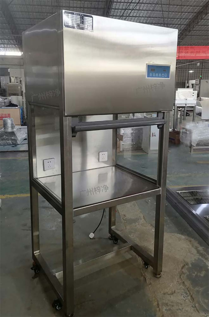 升降門超凈工作臺是采用單向空氣流，室內空氣經預初效過濾器進入靜壓箱，再經過高效空氣過濾器，最后在操作區內形成高度潔凈的單向空氣流，是提供操作區高潔凈度工作環境的理想設備。