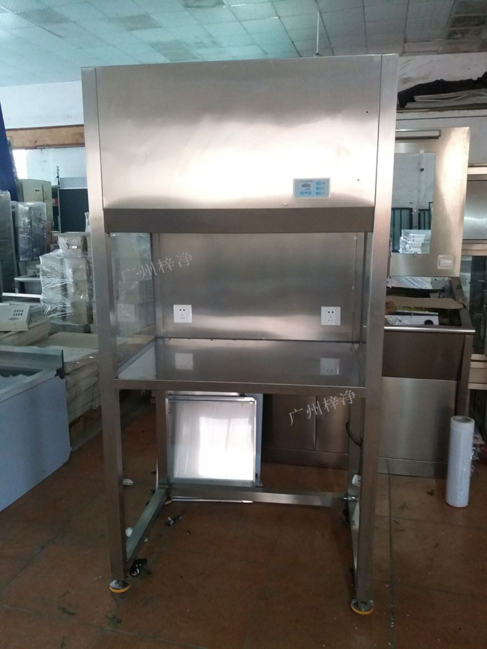 升降門超凈工作臺又稱為升降門潔凈工作臺、推拉門超凈工作臺、無菌工作臺